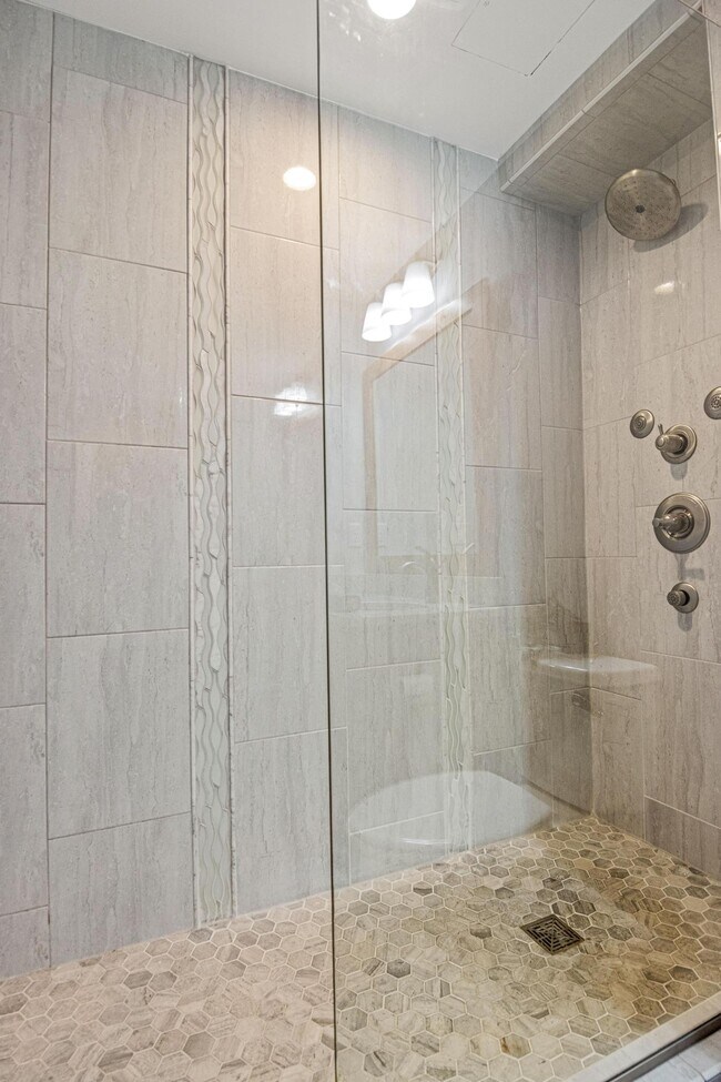 Building Photo - 168 6th St E