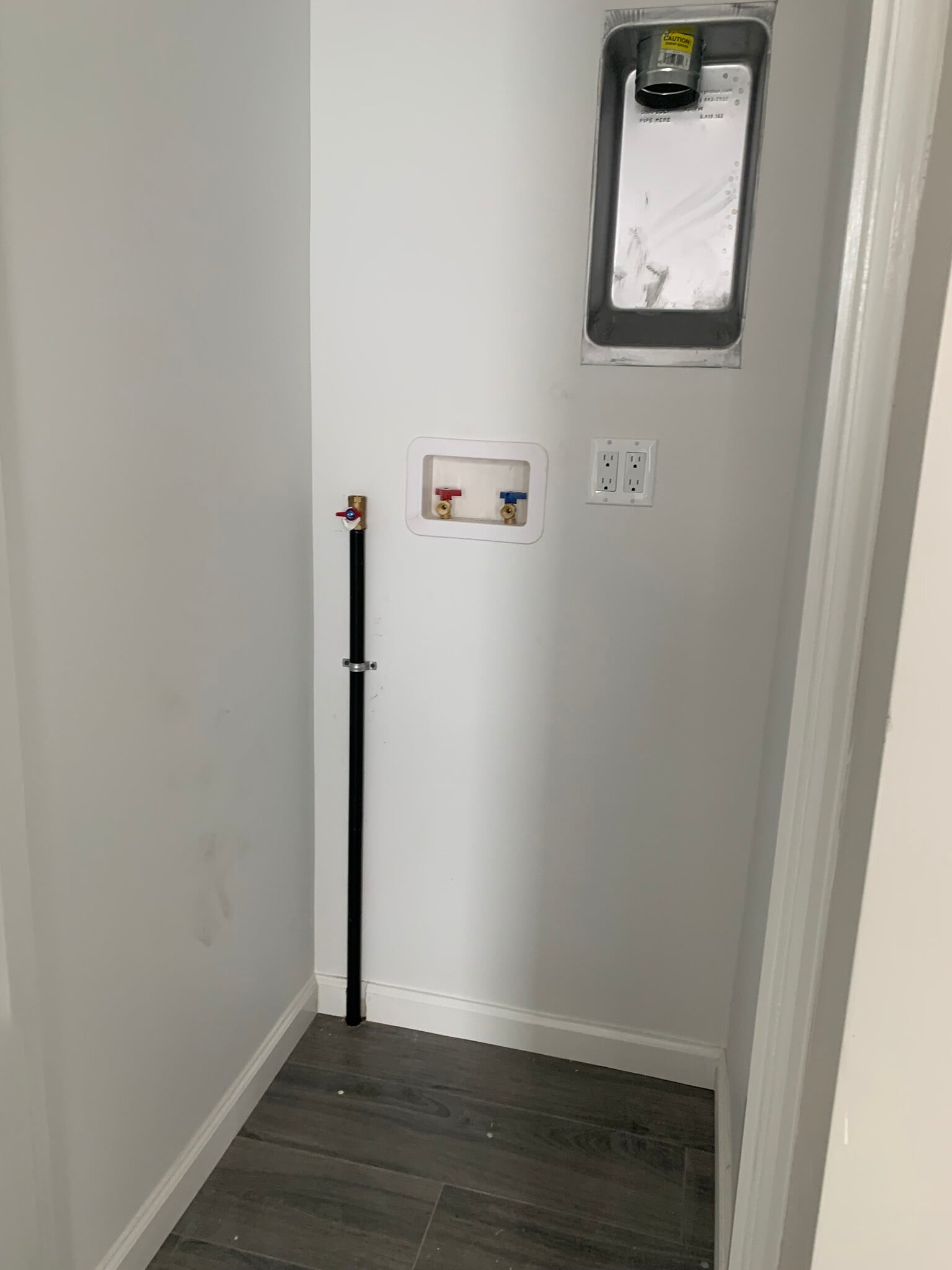 Washer/Dryer hookup - 1484 E 8th St