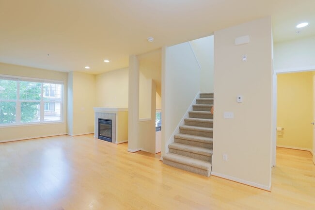 Building Photo - Spacious 3BR/3.5BA Townhome in Desirable E...