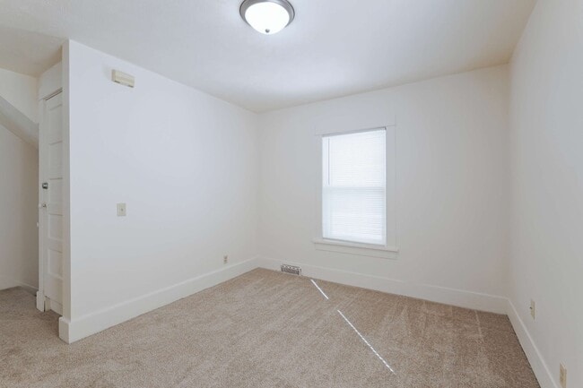 Building Photo - 1640 E ST-2