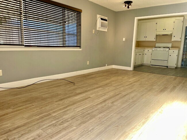 Building Photo - 3535 N San Joaquin St