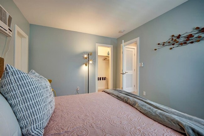 Building Photo - 1215 NE 17th Ave