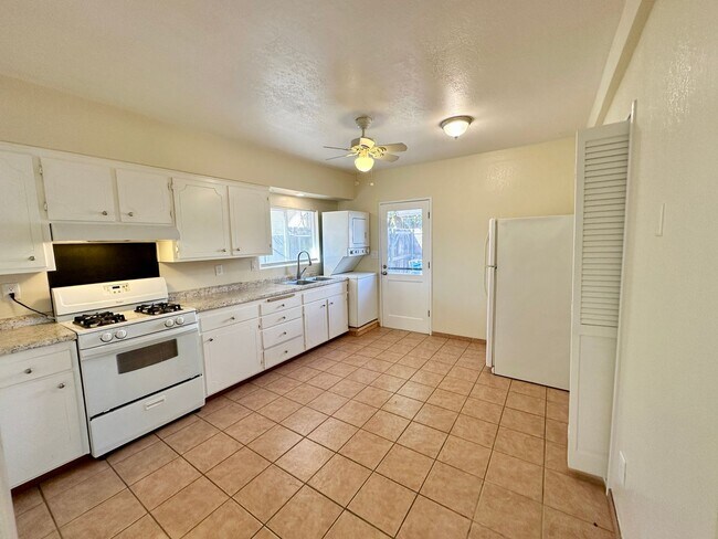 Building Photo - UPCOMING 2 BED 1 BATH COZY CASITA AVAILABLE 5/15/26!!