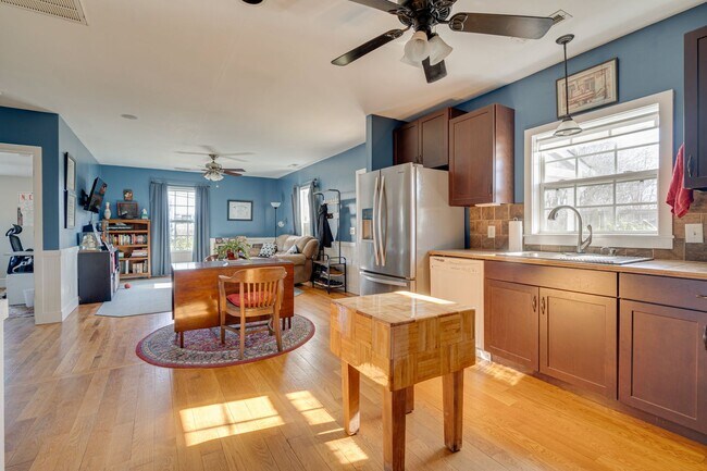 Building Photo - Charming 2 Bedroom 2 Bath Home In The Heart Of Downtown Mebane With Massive Fenced In Yard!!