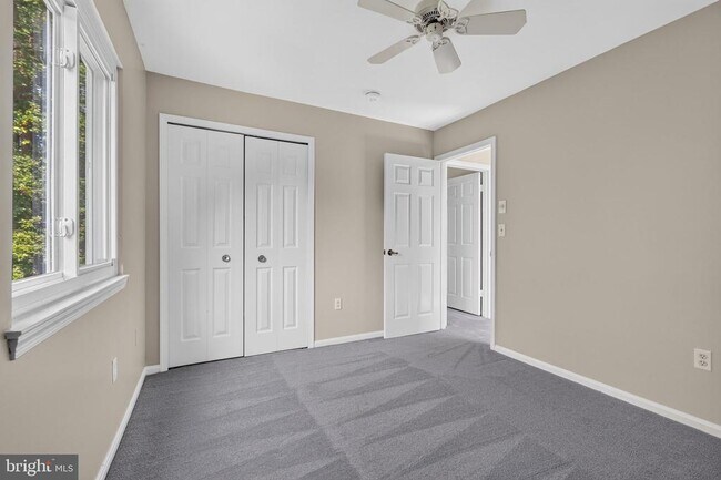 Building Photo - 6 Youngs Farm Ct