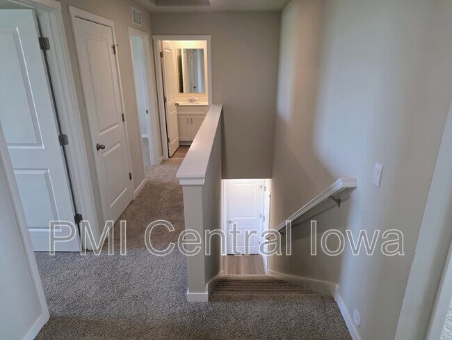 Building Photo - 1631 NE Crossing Oaks Ln