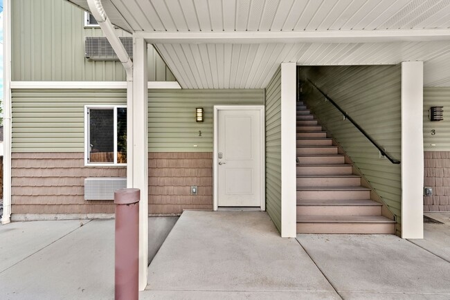 Building Photo - Move-In Ready 3BR Furnished Apartment Near ISU