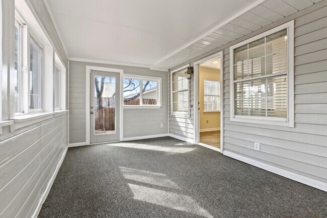 Building Photo - 2107 Hamilton Pl S