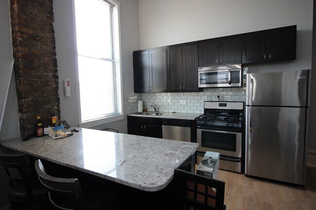 Primary Photo - 7044 N Clark St