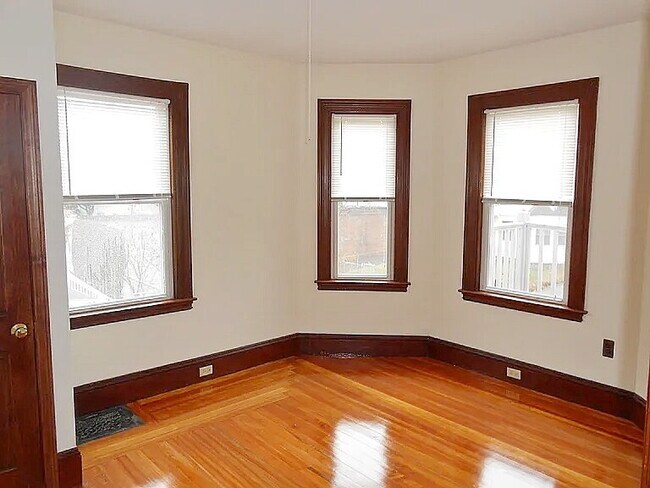 Building Photo - Spacious 3 Bedroom, 1 bath in prime Quincy location!