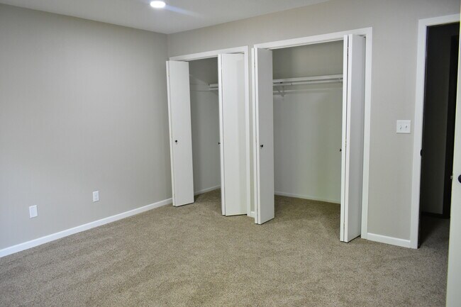 Building Photo - 1208 Oak St N