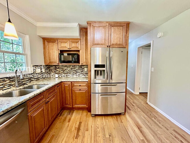 Building Photo - 3 Bed, 2.5 Bath Home with Fenced Yard & Garage / Pet-Friendly / Coming Soon!