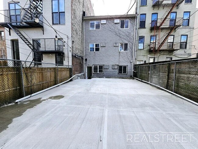 Building Photo - Brand New 4BD/2BA Penthouse with Skylight,...