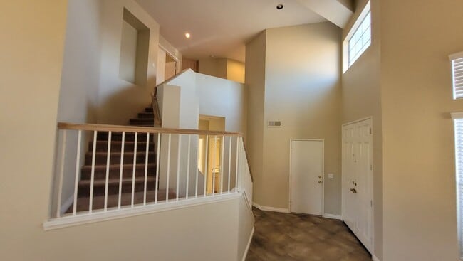 Building Photo - Beautiful Home in Quiet Neighborhood.