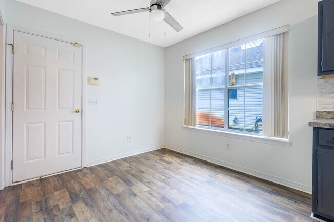 Building Photo - 873 Brande Ct