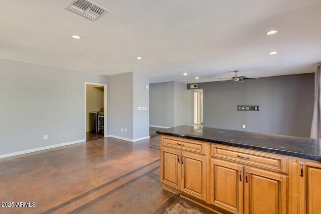 Building Photo - 3832 E Bloomfield Rd