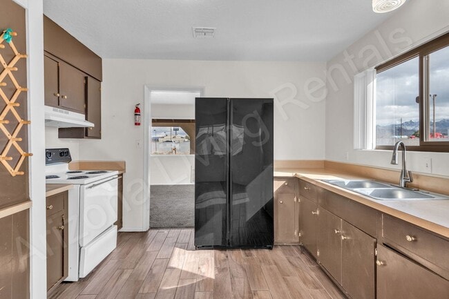 Building Photo - PET FRIENDLY CENTRALLY LOCATED ON ONE ACRE