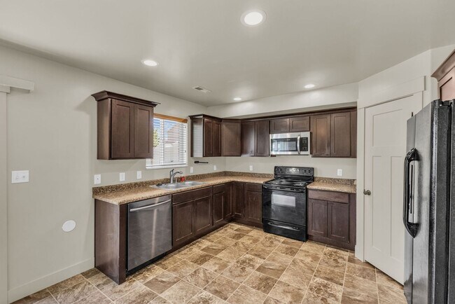 Building Photo - 4 Bedroom 3 Bathroom Home in Springville!