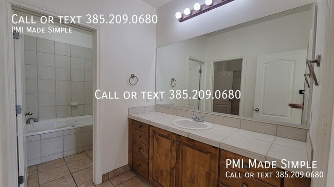 Building Photo - 3042 E Somerset Dr