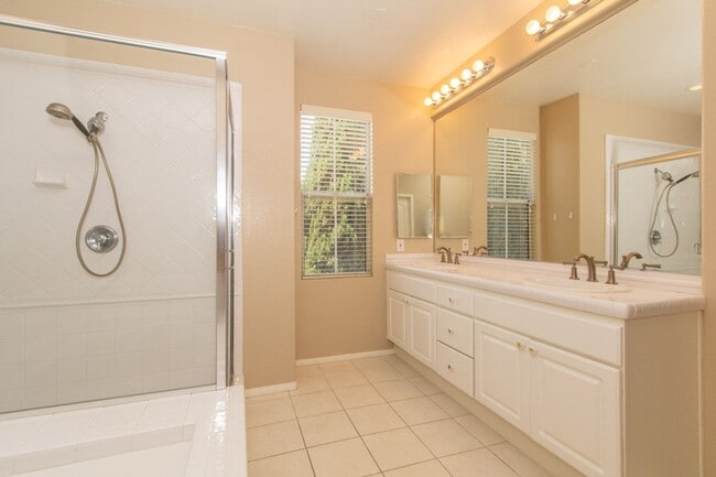 Building Photo - Spacious 3 Bed/2.5 Bath in Desirable UTC La Jolla Community of Toscana