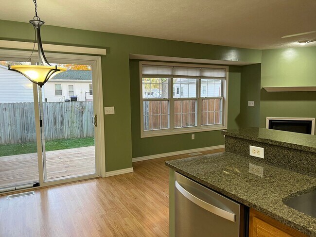 Building Photo - Very sharp 3 BR, 2.5 bathroom,  updated appliances, hardwood flooring