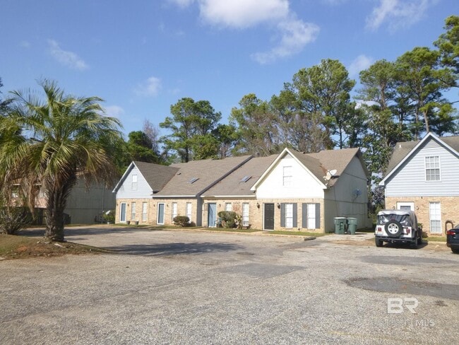 Building Photo - 600 Cheshire Ln