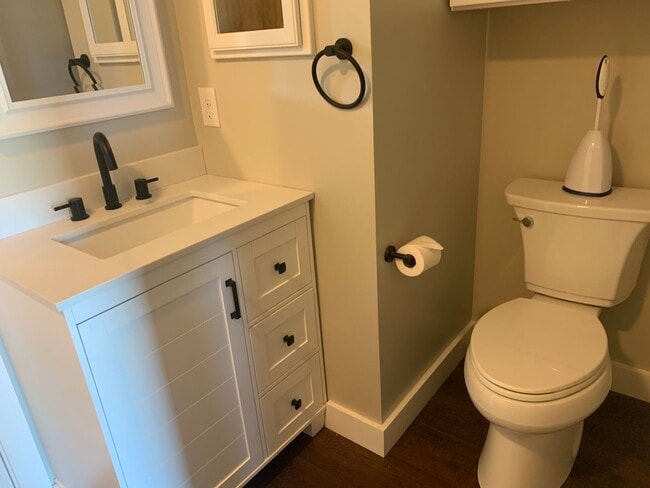 Building Photo - 3 Bedroom 2 Bath Home in Colington Availab...