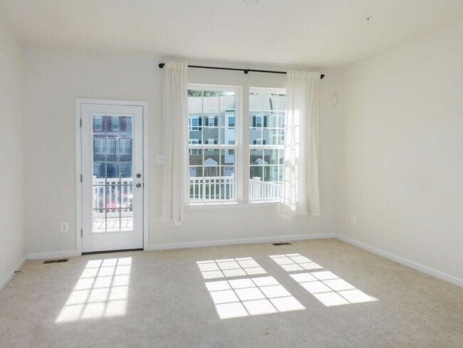 Building Photo - Pet Friendly 3 Story Inner Townhouse with ...