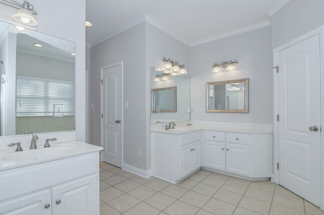 Building Photo - Large House on 3.5 Acres in Harlem