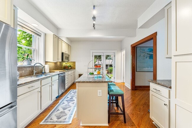 Building Photo - LOCATION LOCATION!! Stunning home located ...