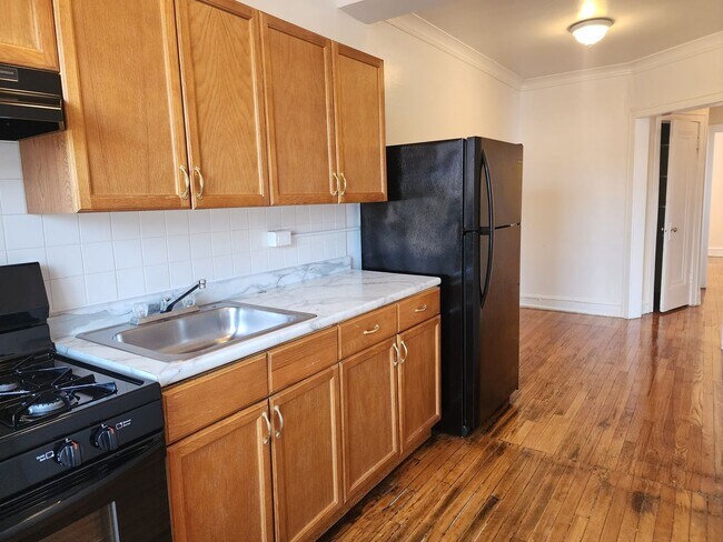 Building Photo - Spacious Belmont-Cragin One Bed/One Bath - Cats welcome! **Income Guidelines Apply**