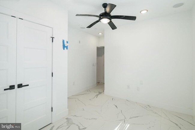 Building Photo - 2000 N Front St