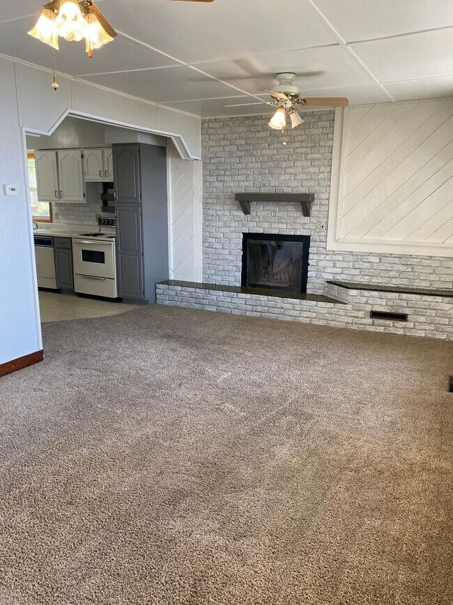 Building Photo - 2 BEDROOM LAKE HOUSE!