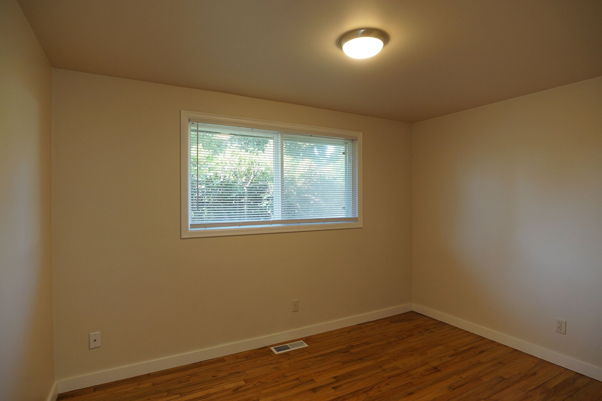 Building Photo - 1017 S 124th Pl