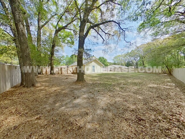 Building Photo - Charming 3-Bedroom Home in Crestview with Modern Features!