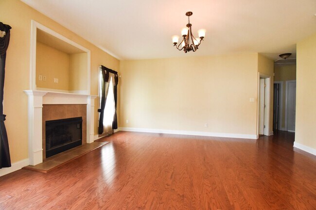 Building Photo - Coming Soon!   3 Bedroom 2 Bathroom With a Bonus: Small Dogs Okay