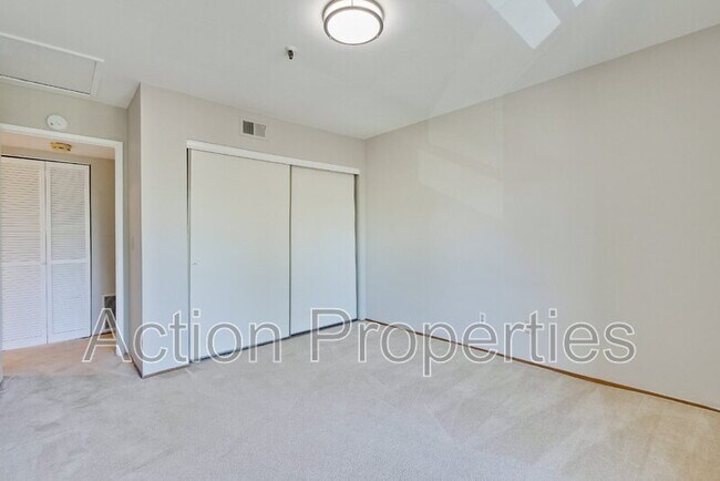 Building Photo - 49 Showers Dr