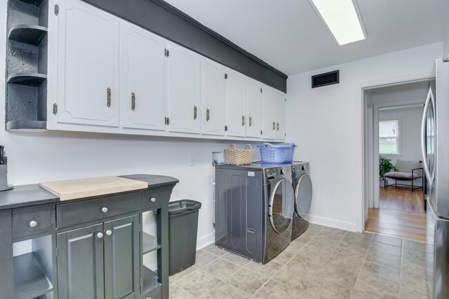 Building Photo - 822 W Woodlawn Ave