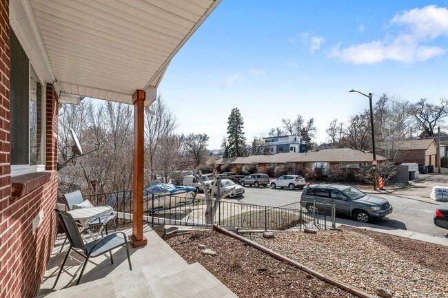 Building Photo - Gorgeous Furnished Two Bedroom in Sloans L...