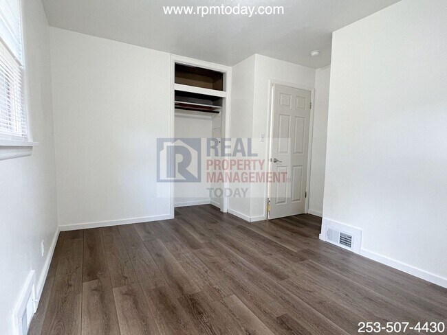 Building Photo - 2021 E 72nd St