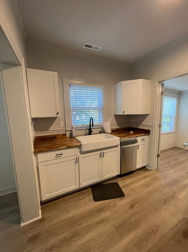 Building Photo - 2 bedroom, 1 bathroom home located in the ...