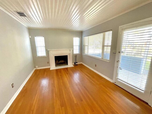 Building Photo - 626 Bryn Mawr St