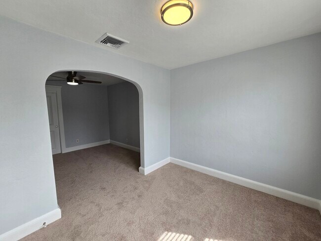 Building Photo - 288 Pleasant St