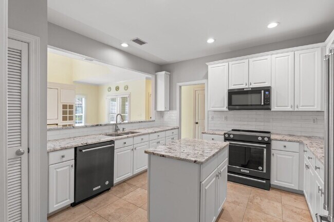 Building Photo - 3 bedroom/ 2.5 bathroom in Destin, FL!
