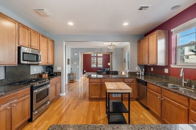 Building Photo - Furnished & Fully Equipped Low Maintenance Town Home (Somersett - Utilities Included)