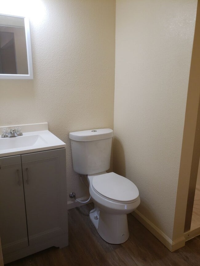 Building Photo - One bedroom, unfurnished unit in down town Bishop.