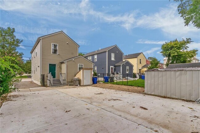 Building Photo - 176 Pavilion Ave