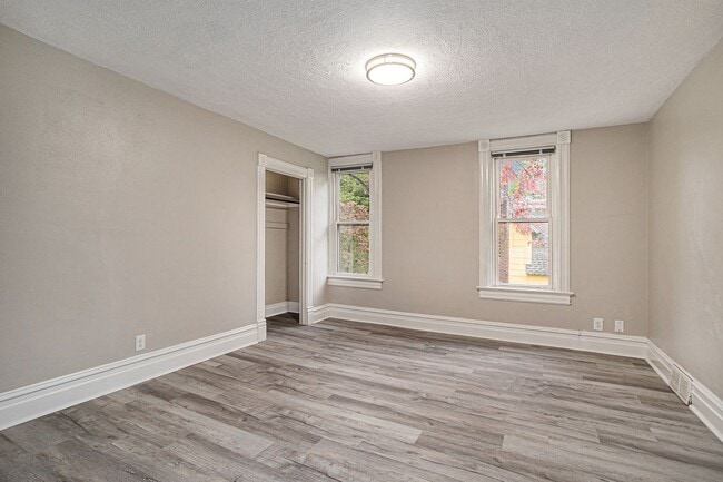 Building Photo - Freshly Renovated 2BR/1BA – $950 Rent & Ea...