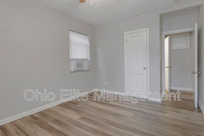 Building Photo - 987 Lilley Ave