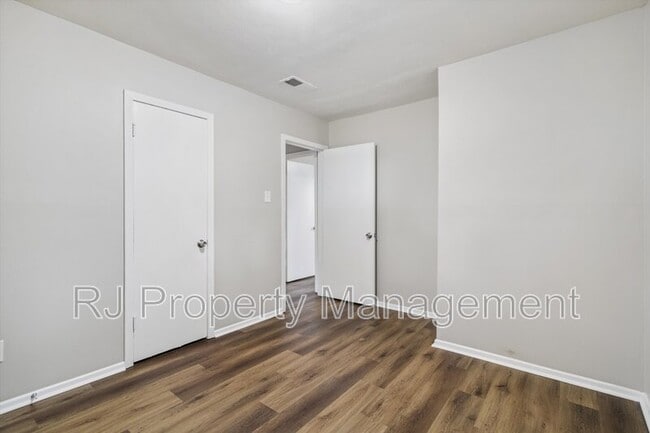 Building Photo - 2800 Tarbora Ave